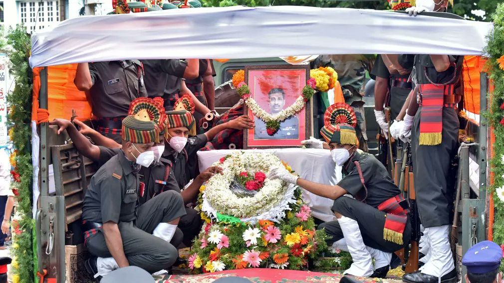 Indové pohřbili vojáky padlé na čínské hranici